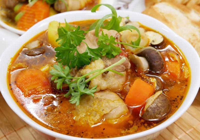 Chọn phần thịt gà tươi ngon nhất cho món gà áp chảo, đảm bảo chất lượng món ăn.